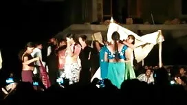 গভীর, মুখের ইংলিশ সে ...