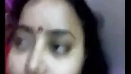 দুই মেয়েরা পুল-ভোজন ...